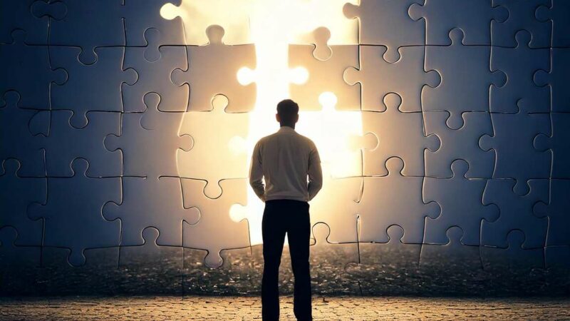 Personne devant un puzzle